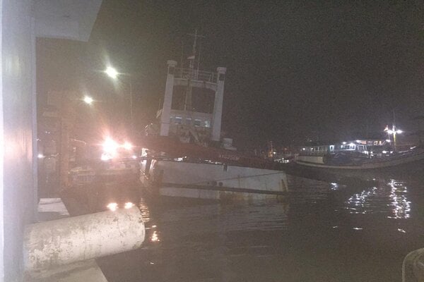 Sebuah Mobile Crane Ambruk di Pelabuhan Tanjung Emas Semarang