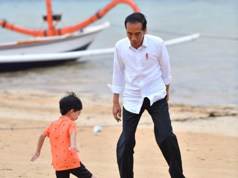 Jokowi Main Bola dengan Jan Ethes di Pantai Sanur Bali