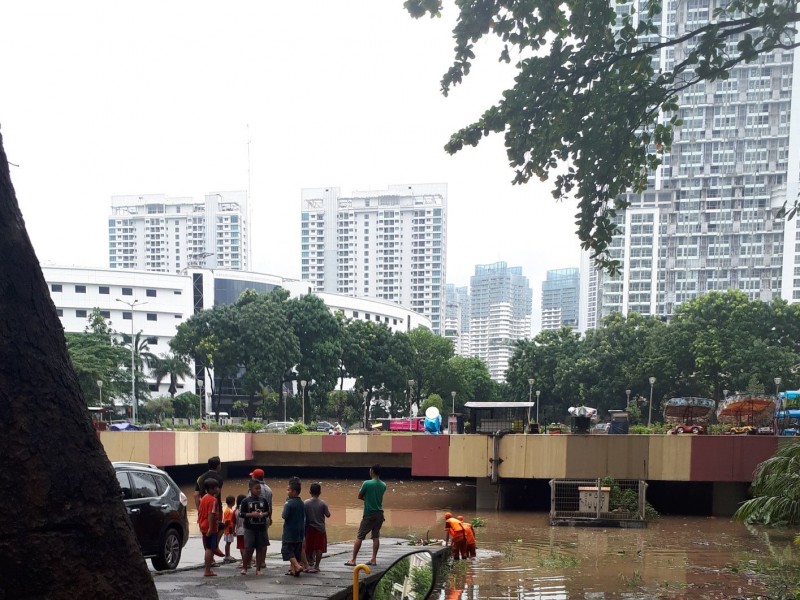 Foto Penampakan Banjir di Underpas Kemayoran 