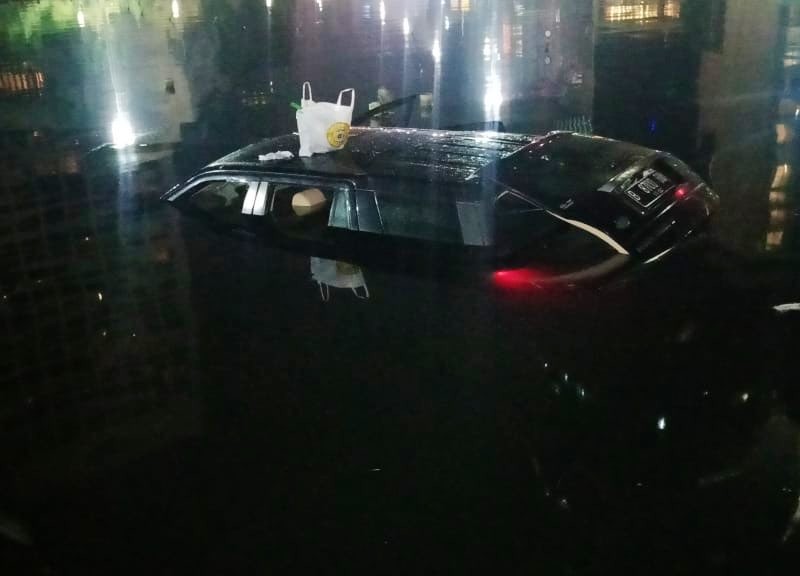 Foto-foto Mobil Tercebur ke Kolam Bundaran HI Pagi Ini