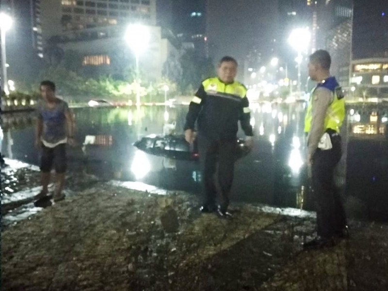 Foto-foto Mobil Tercebur ke Kolam Bundaran HI Pagi Ini