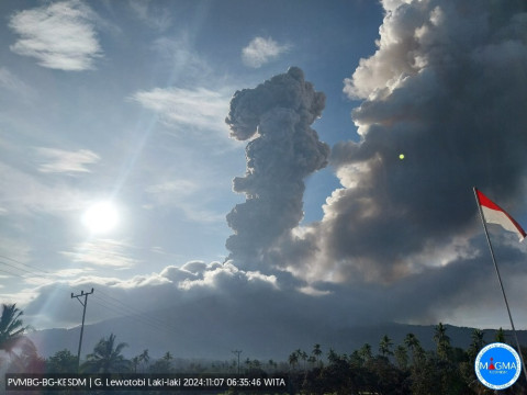 Foto-foto Letusan Gunung Lewotobi Hari Ini, Kamis 7 November 2024
