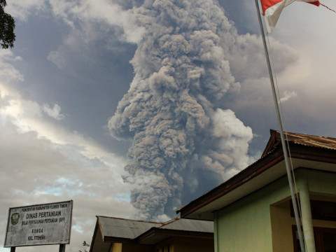 Foto-foto Letusan Gunung Lewotobi Hari Ini, Kamis 7 November 2024