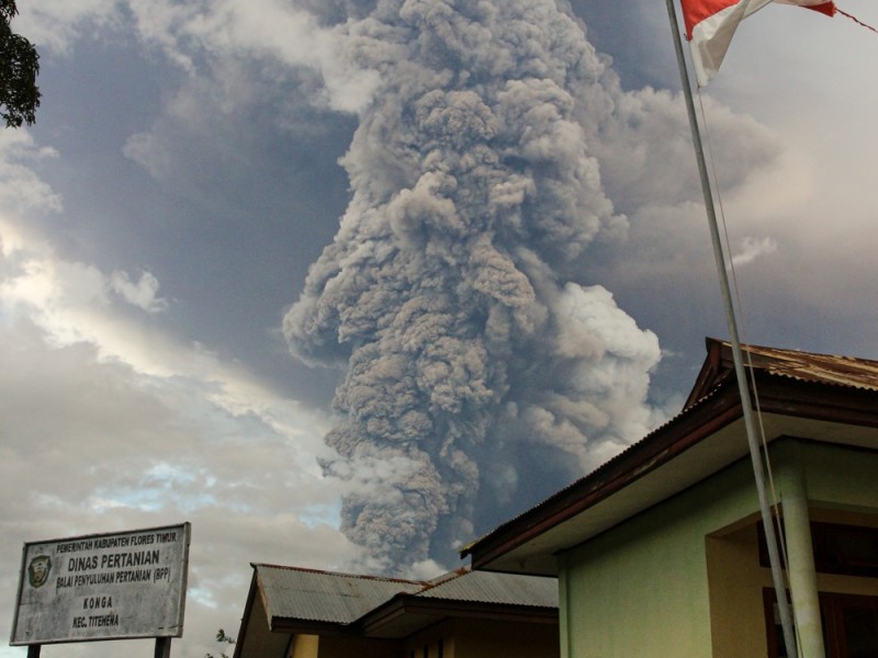 Foto-foto Letusan Gunung Lewotobi Hari Ini, Kamis 7 November 2024