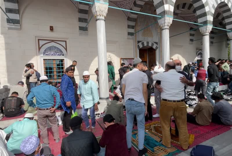 Foto-Foto Salat Idulfitri dari Berbagai Penjuru Dunia Hari Ini (21/4)