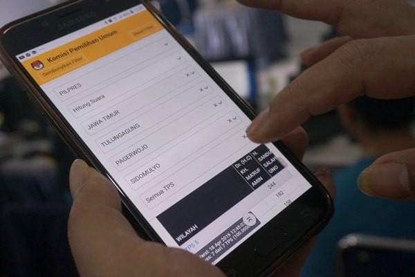 Warga mengakses Sistem Informasi Penghitungan Suara (SITUNG) Pemilu 2019 menggunakan gadget android di Tulungagung, Jawa Timur, Kamis (18/4/2019)