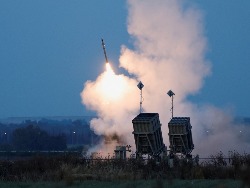 Rudal yang meluncur dari Iron Dome Israel untuk menghalau roket militan Hamas, Palestina./Reuters