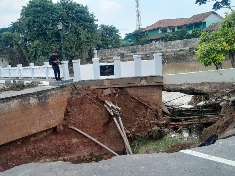 Jembatan Kemang Pratama Bekasi, Jawa Barat amblas usai diterjang banjir - BISNIS/Alifian Asmaaysi.