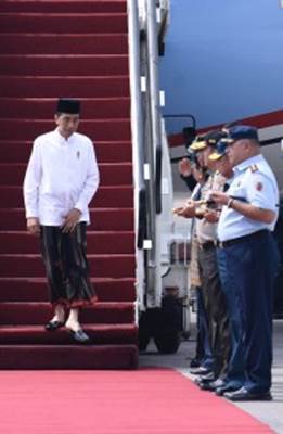 Kunjungi Jombang Jokowi Sarungan, Berpeci dan Busana Koko