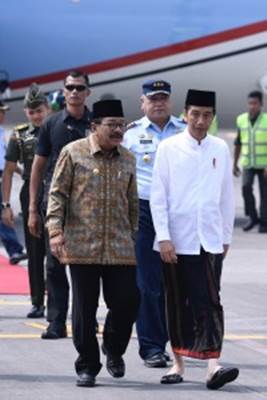 Kunjungi Jombang Jokowi Sarungan, Berpeci dan Busana Koko