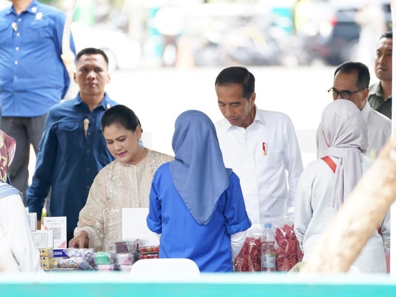 Jokowi dan Ibu Iriana sambut nasabah PNM