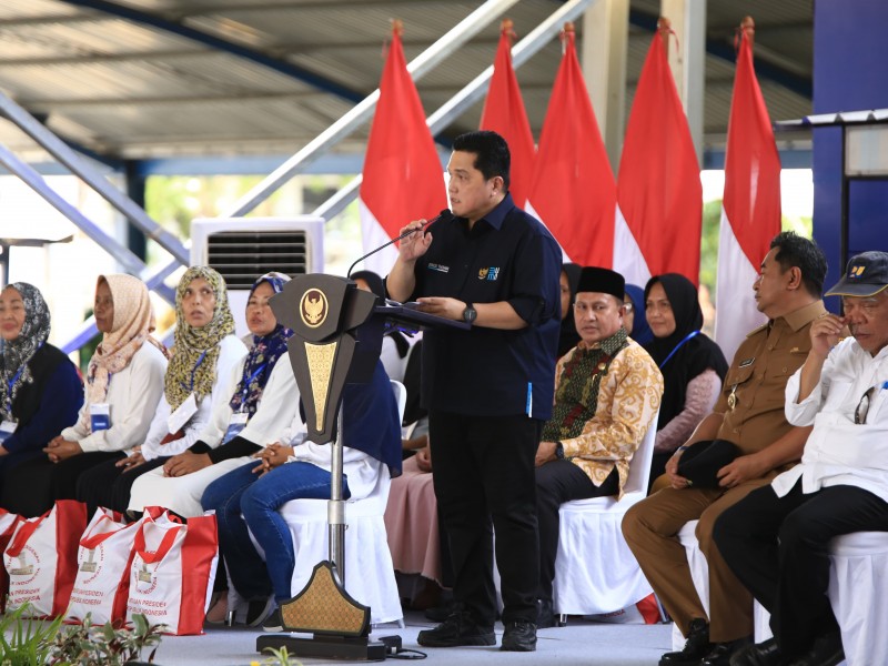 "Mama Muda" Jadi Sorotan Jokowi di Tengah Nasabah PNM Mekaar Makassar