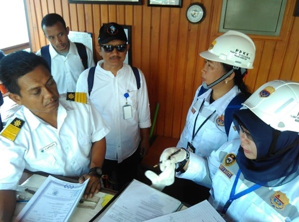 LAPORAN FOTO DARI LABUAN BAJO : Para Srikandi yang Bekerja dalam Senyap