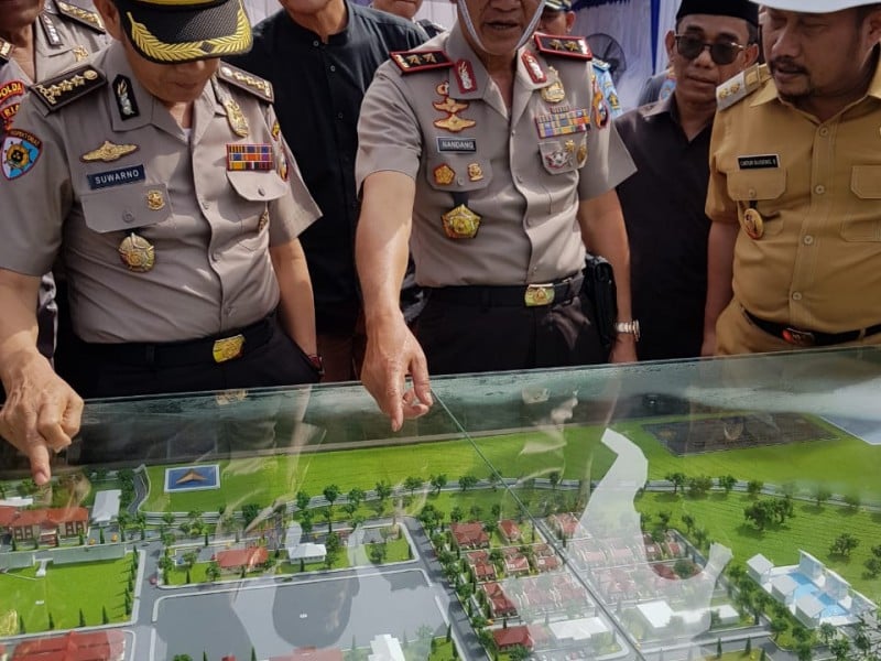 Kepala Kepolisian Daerah Riau Inspektur Jenderal Polisi Nandang (kedua kanan) bersama Wakil Bupati Kampar Catur Sugeng Susanto memperhatikan maket SPN Kampar./Antara