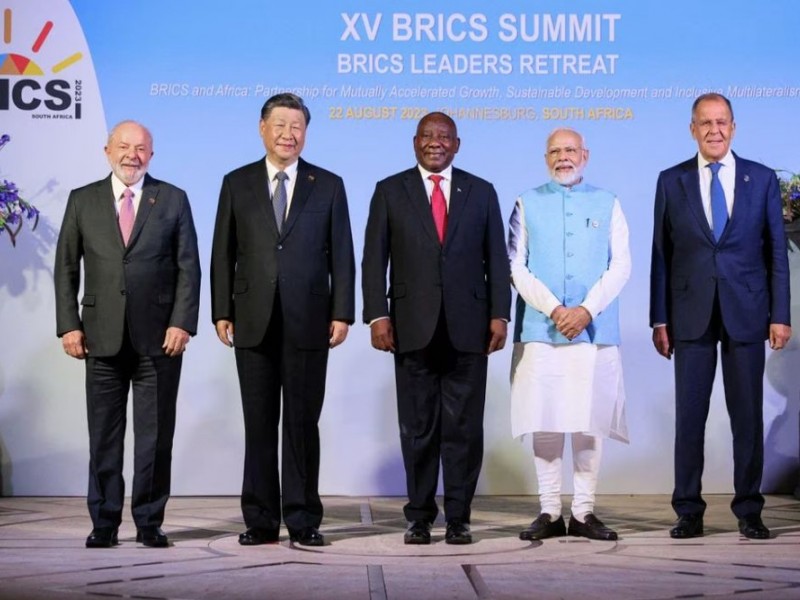  Presiden Brasil Luiz Inacio Lula da Silva, Presiden China Xi Jinping, Presiden Afrika Selatan Cyril Ramaphosa, Perdana Menteri India Narendra Modi, dan Menteri Luar Negeri Rusia Sergei Lavrov berpose saat KTT BRICS di Johannesburg, Afrika Selatan, Selasa (22/8/2023). /Reuters