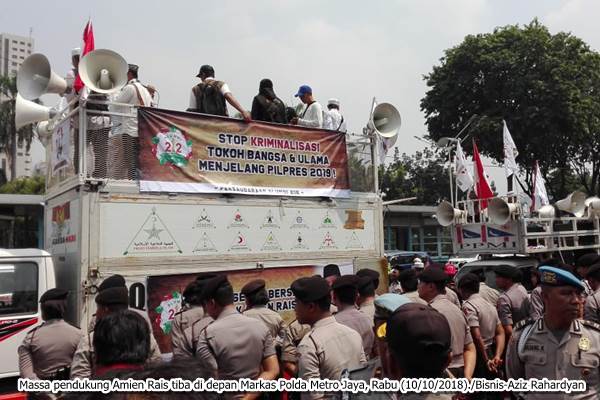 Massa Pendukung Amien Rais Tiba di Depan Markas Polda Metro Jaya