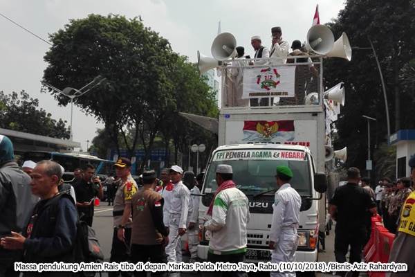 Massa Pendukung Amien Rais Tiba di Depan Markas Polda Metro Jaya