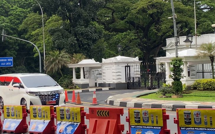 Mobil dinas Menhan Prabowo Subianto saat melintas di Istana Bogor, Selasa (28/11/2023)/Akbar Evandio