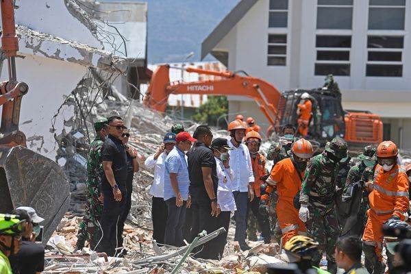 Presiden Jokowi Jenguk Korban Gempa yang Dirawat di Palu