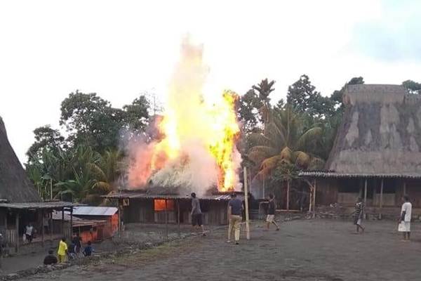 Kampung Tradisional Gurusina Terbakar, Sebagian Besar Rumah Adat Ludes 