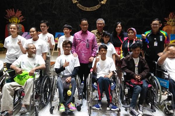 Penyandang Disabilitas Lukis Mural di Kanvas Sepanjang 20 Meter