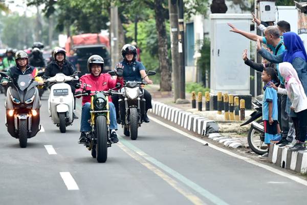 Presiden Jokowi Pakai Motor Custom, Blusukan ke Pasar Anyar Tangerang