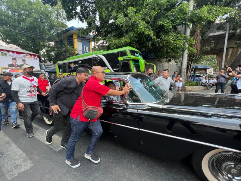 Mobil Dinas RI-1 yang mengawal rombongan Ganjar Pranowo-Mahfud MD mendaftarkan diri ke KPU mengalami mogok/Bisnis-Sholahuddin Al Ayyubi