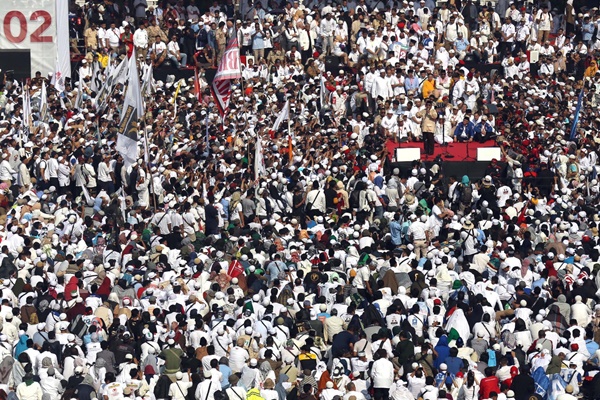 Foto-foto Anstusiasme Pendukung Merubung Prabowo di Kampanye Akbar