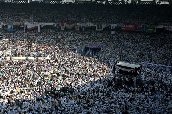 Foto-foto Anstusiasme Pendukung Merubung Prabowo di Kampanye Akbar