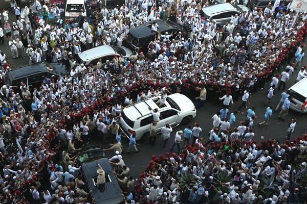 Foto-foto Anstusiasme Pendukung Merubung Prabowo di Kampanye Akbar