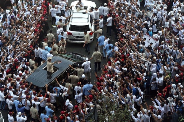 Foto-foto Anstusiasme Pendukung Merubung Prabowo di Kampanye Akbar