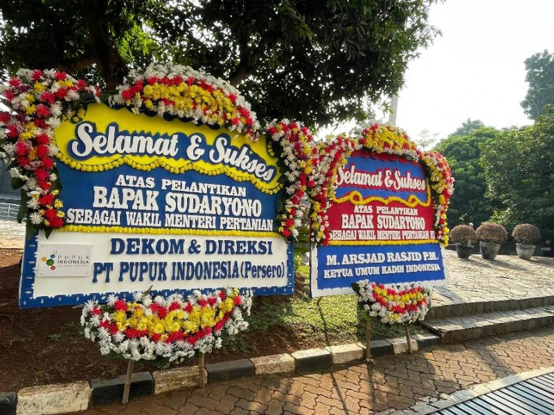 Karangan bunga memenuhi area pelataran gedung Kementerian Pertanian (Kementan), Ragunan, Jakarta Selatan pada Jumat (19/7/2024), yang bertuliskan ucapan selamat atas pelantikan Sudaryono sebagai Wakil Menteri Pertanian (Wamentan) - BISNIS/Rika Anggraeni