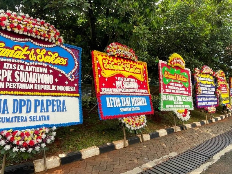 Karangan bunga memenuhi area pelataran gedung Kementerian Pertanian (Kementan), Ragunan, Jakarta Selatan pada Jumat (19/7/2024), yang bertuliskan ucapan selamat atas pelantikan Sudaryono sebagai Wakil Menteri Pertanian (Wamentan) - BISNIS/Rika Anggraeni