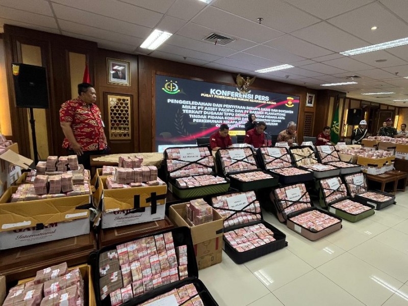 Dirdik Jampidsus Kejagung, Abdul Qohar hingga Kapuspenkum Kejagung RI, Harli Siregar saat konferensi pers penyitaan Rp372 miliar terkait Duta Palma Group, Rabu (2/10/2024)/Bisnis-Anshary Madya Sukma