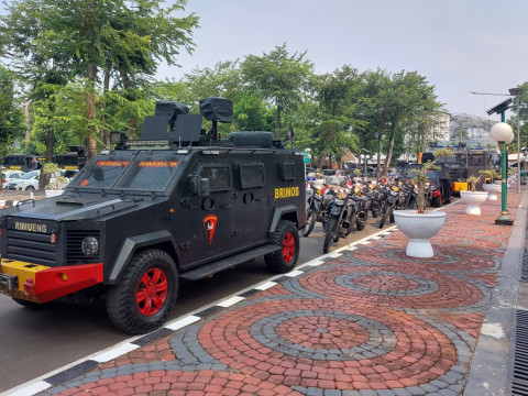 Kendaraan milik Brimob bersiaga jelang pelantikan presiden dan wakil presiden terpilih Prabowo Subianto-Gibran Rakabuming Raka di Kompleks DPR-MPR RI, Senayan, Jakarta, Sabtu (19/10/2024). / Bisnis-Mochammad Ryan Hidayatullah