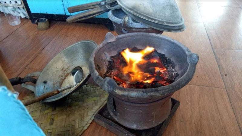 Kisah Pedagang Kerak Telor yang Kian Terkikis