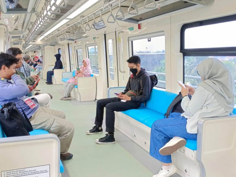 Suasana di dalam LRT Jabodebek