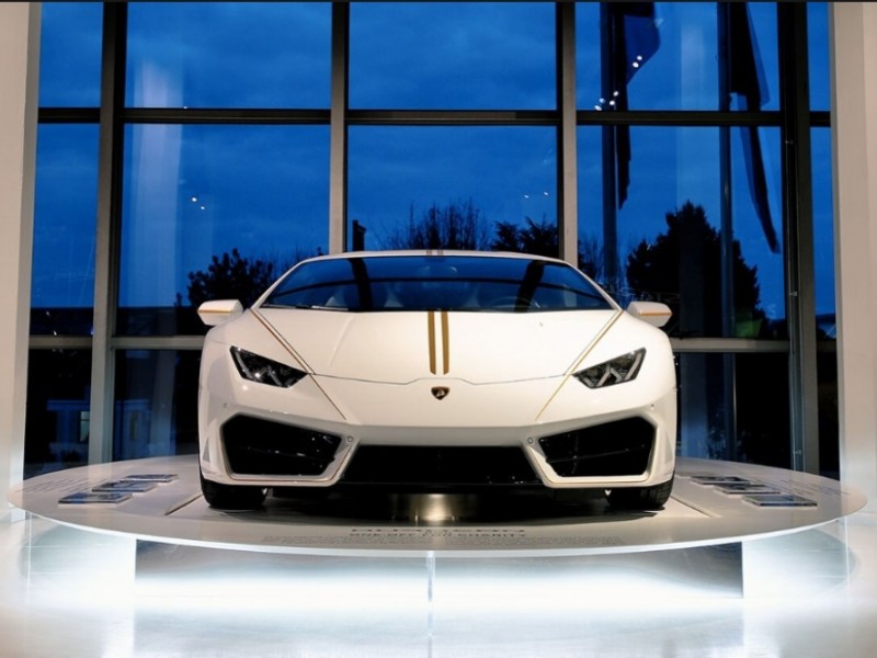 Lamborghini Huracan RWD milik Paus Fransiskus berhasil terjual dengan harga 715 ribu euro pada lelang RM Sotheby yang diadakan pada 12 Mei di Grimaldi Forum, Monako, bertepatan dengan Grand Prix Historik.