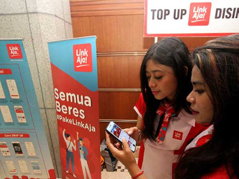 Pengguna top up di aplikasi LinkAja