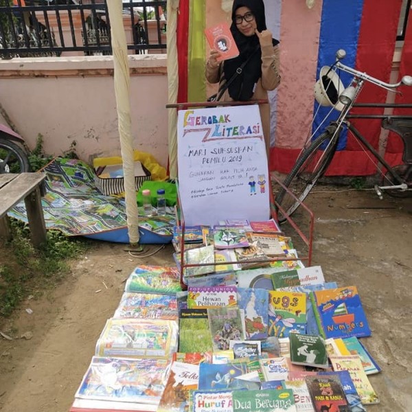 Prihatin Literasi di Indonesia, Ibu Ini Dorong Gerobak Ajak Warga Baca Buku