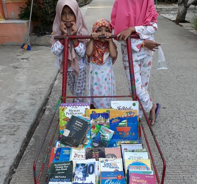 Prihatin Literasi di Indonesia, Ibu Ini Dorong Gerobak Ajak Warga Baca Buku