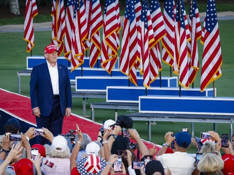 Mantan Presiden AS Donald Trump berbicara dalam sebuah acara kampanye Pilpres AS di Trump National Doral Golf Club di Miami, Florida, AS, pada Selasa, 9 Juli 2024. Eva Marie Uzcategui/Bloomberg