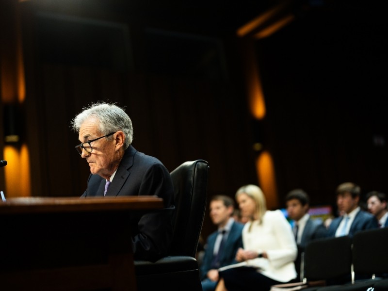 Jerome Powell, ketua Federal Reserve AS, dalam rapat dengar pendapat Komite Perbankan, Perumahan, dan Urusan Perkotaan Senat di Washington, DC, AS, pada hari Selasa, 9 Juli 2024. Rencana bank untuk meningkatkan persyaratan modal bagi pemberi pinjaman Wall Street akan menjadi topik hangat terutama di kalangan Partai Republik ketika Powell menyampaikan laporan kebijakan moneter tengah tahun, sementara Partai Demokrat diperkirakan akan menekannya mengenai suku bunga yang lebih tinggi yang menurut mereka menaikkan biaya pinjaman. Fotografer: Tierney L. Cross/Bloomberg 