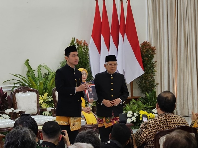 Gibran Rakabuming Raka, Wakil Presiden RI periode 2024–2029, menunjukkan memori jabatan Wapres yang diserahkan Wakil Presiden RI periode 2019–2024 KH Ma’ruf Amin/Bisnis-Sholahuddin Al Ayubbi.