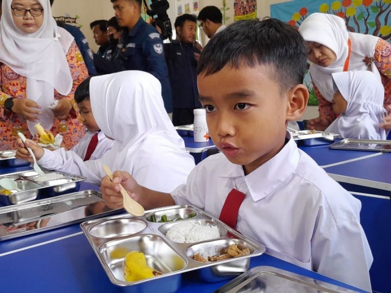 Pelaksanaan program Makan Bergizi Gratis (MBG) di SDN 5 Angkasa Halim Perdanakusuma, Jakarta, Senin (6/1/2025). / Bisnis - Alifian Asmaaysi.