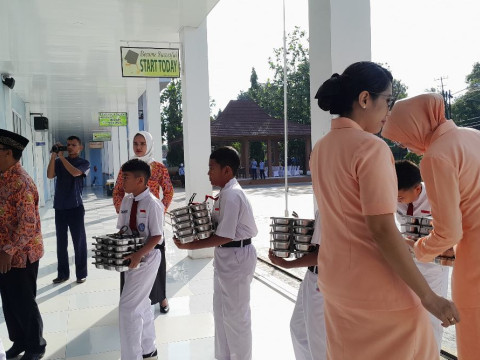 Pelaksanaan program Makan Bergizi Gratis (MBG) di SDN 5 Angkasa Halim Perdanakusuma, Jakarta, Senin (6/1/2025). / Bisnis - Alifian Asmaaysi.