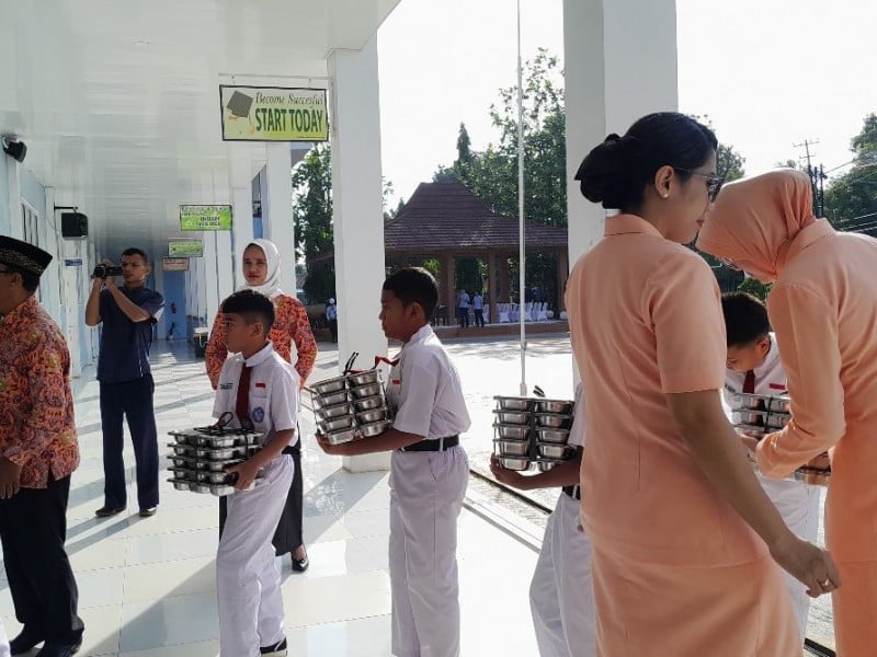 Pelaksanaan program Makan Bergizi Gratis (MBG) di SDN 5 Angkasa Halim Perdanakusuma, Jakarta, Senin (6/1/2025). / Bisnis - Alifian Asmaaysi.