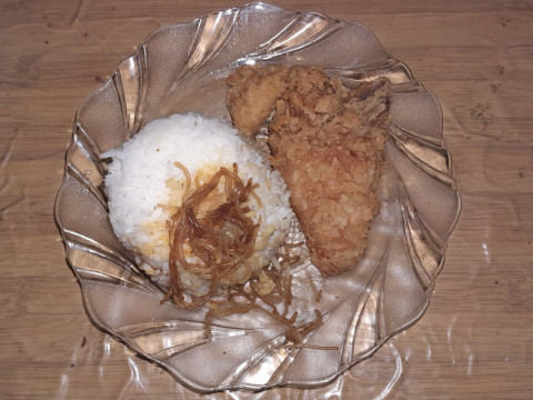 Menu makanan seharga Rp10.000 di salah satu warung Kota Balikpapan, Kalimantan Timur. / Bisnis-M. Mutawallie Syarawie