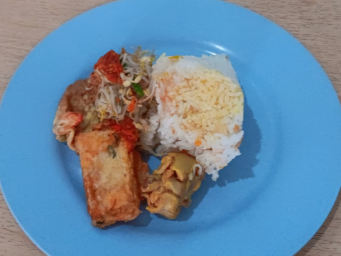 Menu makanan seharga Rp10.000 di salah satu warung Kota Denpasar, Bali. / Bisnis-Harian Noris Saputra