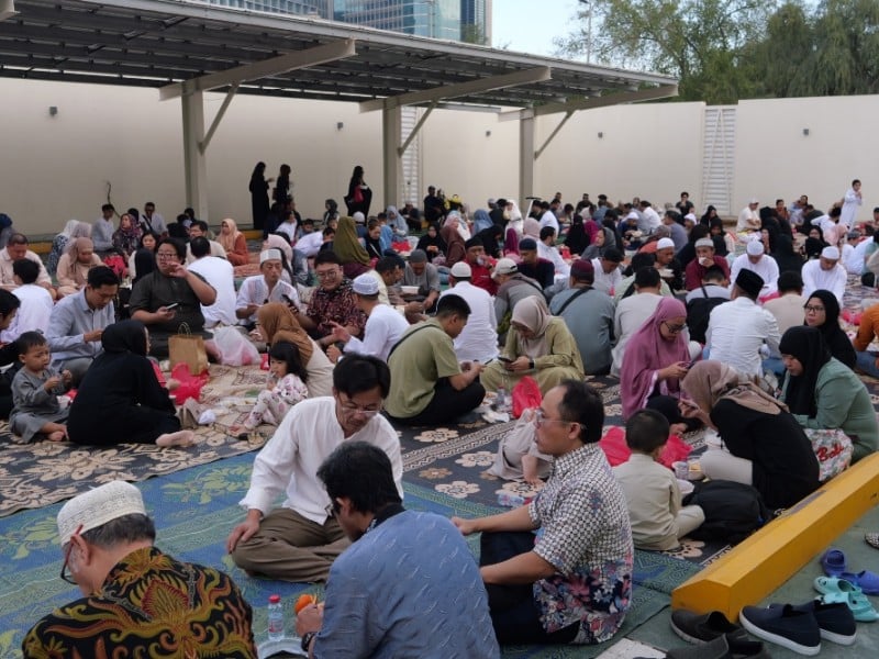 KBRI Abu Dhabi menggelar kegiatan halalbihalal usai melaksanakan salat Idulfitri 1445 H di Masjid Presiden Joko Widodo, Abu Dhabi, Rabu (10/4/2024). - Dok-KBRI Abu Dhabi